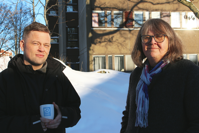 Örnólfur Thorlacius och Iris Alfredsson utanför SND:s huvudkontor.